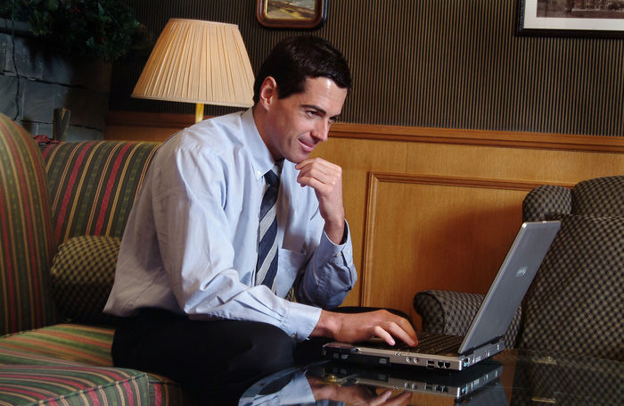 обучение онлайн, бизнесмен, ноутбук, офис