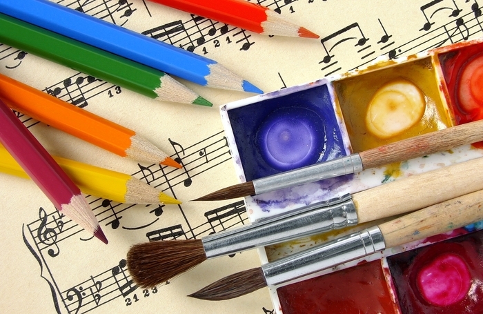 краски, карандаши, ноты
